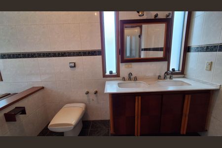 Casa à venda com 330m², 5 quartos e 4 vagas Casa à venda com 330m², 5 quartos e 4 vagasBanheiro Suíte 2
