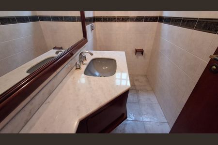 Casa à venda com 330m², 5 quartos e 4 vagas Casa à venda com 330m², 5 quartos e 4 vagasLavabo