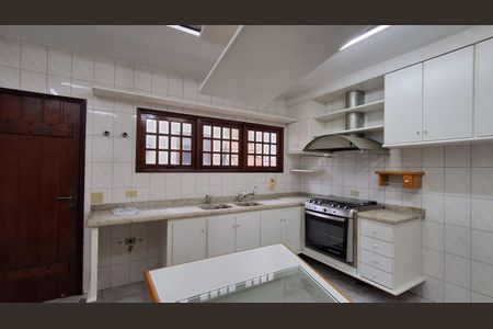 Casa à venda com 330m², 5 quartos e 4 vagas Casa à venda com 330m², 5 quartos e 4 vagasCozinha