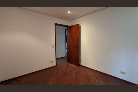 Casa à venda com 330m², 5 quartos e 4 vagas Casa à venda com 330m², 5 quartos e 4 vagasQuarto