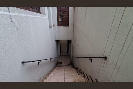 Casa à venda com 330m², 5 quartos e 4 vagas Casa à venda com 330m², 5 quartos e 4 vagasEscada
