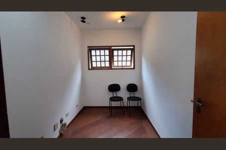Casa à venda com 330m², 5 quartos e 4 vagas Casa à venda com 330m², 5 quartos e 4 vagasEscritório