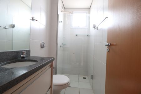 Apartamento para alugar com 70m², 2 quartos e 2 vagasBanheiro do Quarto 1 e Social