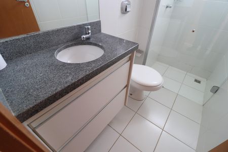 Banheiro do Quarto 1 e Social de apartamento para alugar com 2 quartos, 70m² em Umuarama, Uberlândia