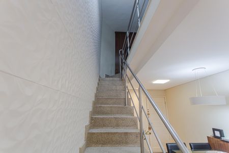 Apartamento à venda com 126m², 4 quartos e 2 vagas Apartamento à venda com 126m², 4 quartos e 2 vagasEscada de Acesso a Cobertura
