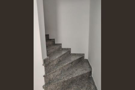 Casa de condomínio à venda com 85m², 2 quartos e 1 vaga Casa de condomínio à venda com 85m², 2 quartos e 1 vagaEscada