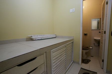 Casa à venda com 440m², 6 quartos e 1 vagaBanheiro de Serviço