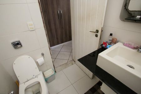Casa à venda com 440m², 6 quartos e 1 vagaBanheiro da Suíte 2
