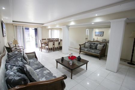 Casa à venda com 440m², 6 quartos e 1 vagaSala