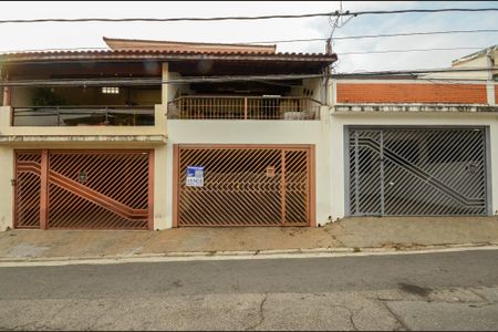 Casa à venda com 150m², 3 quartos e 3 vagas Casa à venda com 150m², 3 quartos e 3 vagasFachada