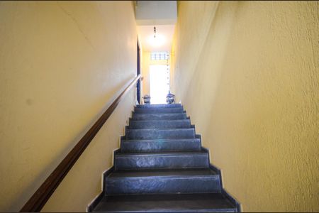 Casa à venda com 150m², 3 quartos e 3 vagas Casa à venda com 150m², 3 quartos e 3 vagasEscada
