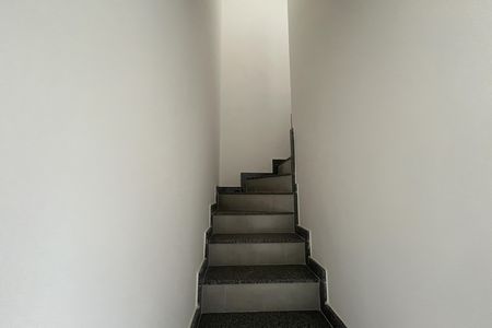 Casa à venda com 88m², 2 quartos e 1 vaga Casa à venda com 88m², 2 quartos e 1 vagaEscadas