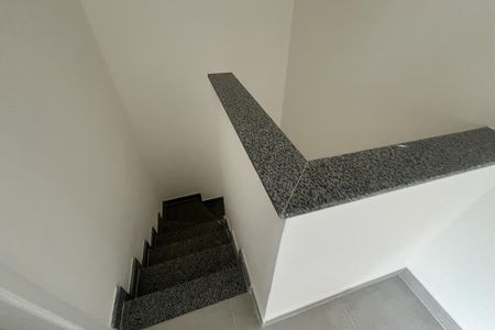 Casa à venda com 88m², 2 quartos e 1 vaga Casa à venda com 88m², 2 quartos e 1 vagaEscada