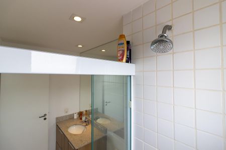 Banheiro de kitnet/studio para alugar com 1 quarto, 58m² em Pinheiros, São Paulo