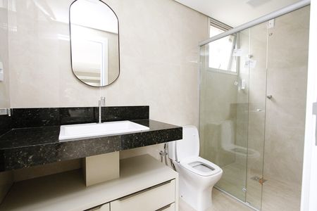 Banheiro de kitnet/studio para alugar com 1 quarto, 54m² em Santa Lúcia, Belo Horizonte