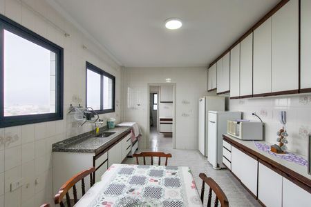 Apartamento para alugar com 165m², 3 quartos e 3 vagas Apartamento para alugar com 165m², 3 quartos e 3 vagasCozinha
