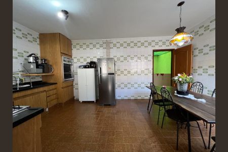 Casa para alugar com 320m², 4 quartos e 4 vagas Casa para alugar com 320m², 4 quartos e 4 vagasCozinha