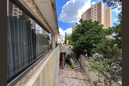 Casa para alugar com 320m², 4 quartos e 4 vagas Casa para alugar com 320m², 4 quartos e 4 vagasVaranda