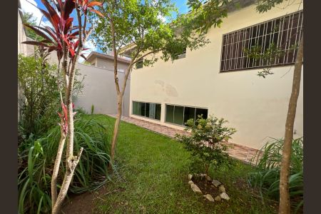 Casa para alugar com 320m², 4 quartos e 4 vagas Casa para alugar com 320m², 4 quartos e 4 vagasÁrea Externa