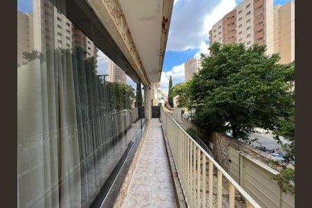 Casa para alugar com 320m², 4 quartos e 4 vagas Casa para alugar com 320m², 4 quartos e 4 vagasVaranda
