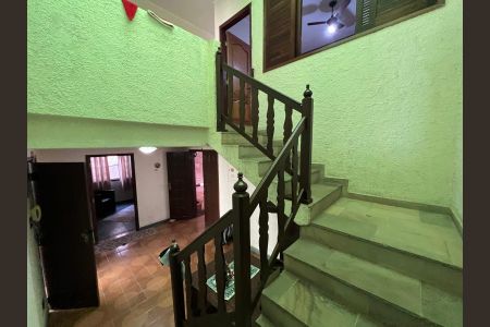 Casa para alugar com 320m², 4 quartos e 4 vagas Casa para alugar com 320m², 4 quartos e 4 vagasEscada