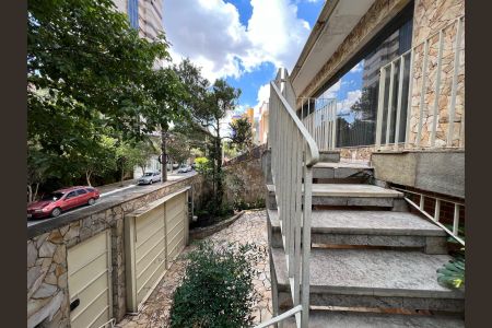 Casa para alugar com 320m², 4 quartos e 4 vagas Casa para alugar com 320m², 4 quartos e 4 vagasÁrea Externa