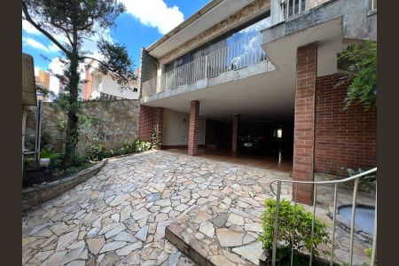 Casa para alugar com 320m², 4 quartos e 4 vagas Casa para alugar com 320m², 4 quartos e 4 vagasÁrea Externa