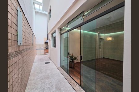 Corredor externo de casa à venda com 3 quartos, 160m² em Indianópolis, São Paulo