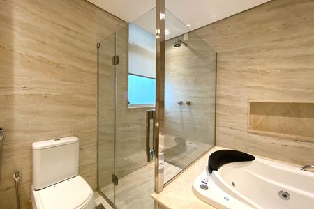 Apartamento para alugar com 240m², 4 quartos e 2 vagas Apartamento para alugar com 240m², 4 quartos e 2 vagasBanheiro da Suíte 1