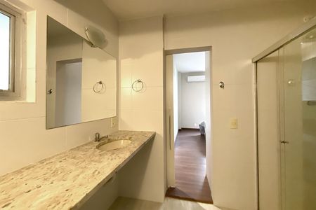 Apartamento para alugar com 240m², 4 quartos e 2 vagas Apartamento para alugar com 240m², 4 quartos e 2 vagasBanheiro da Suíte 2