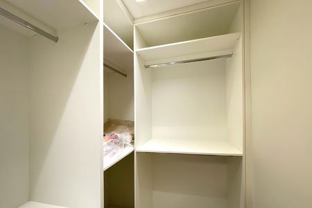 Apartamento para alugar com 240m², 4 quartos e 2 vagas Apartamento para alugar com 240m², 4 quartos e 2 vagasCloset da suíte 1