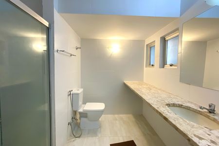 Apartamento para alugar com 240m², 4 quartos e 2 vagas Apartamento para alugar com 240m², 4 quartos e 2 vagasBanheiro da Suíte 2