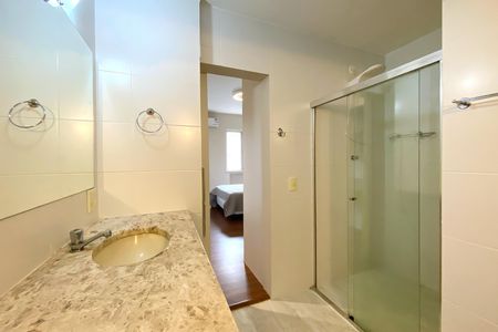 Apartamento para alugar com 240m², 4 quartos e 2 vagas Apartamento para alugar com 240m², 4 quartos e 2 vagasBanheiro da Suíte 2