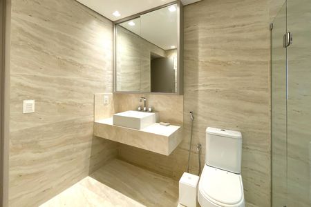Apartamento para alugar com 240m², 4 quartos e 2 vagas Apartamento para alugar com 240m², 4 quartos e 2 vagasBanheiro da Suíte 1