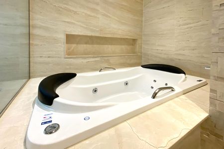 Apartamento para alugar com 240m², 4 quartos e 2 vagas Apartamento para alugar com 240m², 4 quartos e 2 vagasBanheiro da Suíte 1
