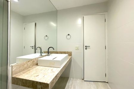 Apartamento para alugar com 240m², 4 quartos e 2 vagas Apartamento para alugar com 240m², 4 quartos e 2 vagasBanheiro
