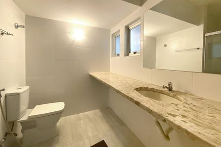 Apartamento para alugar com 240m², 4 quartos e 2 vagas Apartamento para alugar com 240m², 4 quartos e 2 vagasBanheiro da Suíte 2