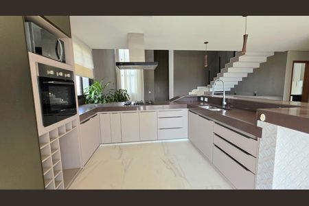 Casa de condomínio à venda com 714m², 3 quartos e 6 vagas