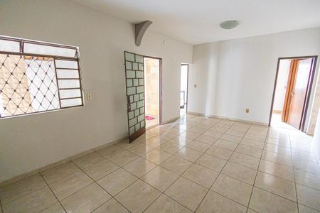 sala de casa para alugar com 4 quartos, 205m² em Planalto, Belo Horizonte