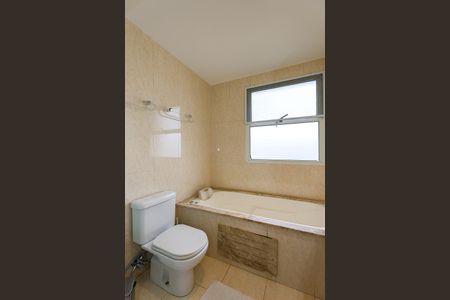 Apartamento para alugar com 261m², 4 quartos e 4 vagas Apartamento para alugar com 261m², 4 quartos e 4 vagasBanheiro da Suíte 1