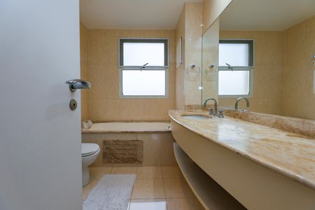 Apartamento para alugar com 261m², 4 quartos e 4 vagas Apartamento para alugar com 261m², 4 quartos e 4 vagasBanheiro da Suíte 1
