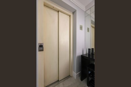 Apartamento para alugar com 261m², 4 quartos e 4 vagas Apartamento para alugar com 261m², 4 quartos e 4 vagasHall social