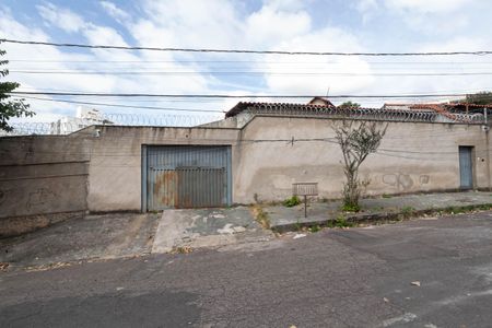 Casa para alugar com 390m², 3 quartos e 2 vagas Casa para alugar com 390m², 3 quartos e 2 vagasFachada