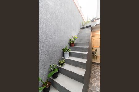 Casa à venda com 143m², 2 quartos e 2 vagas Casa à venda com 143m², 2 quartos e 2 vagasEscada