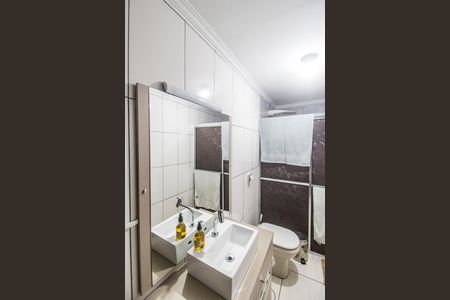 Casa à venda com 143m², 2 quartos e 2 vagas Casa à venda com 143m², 2 quartos e 2 vagasBanheiro