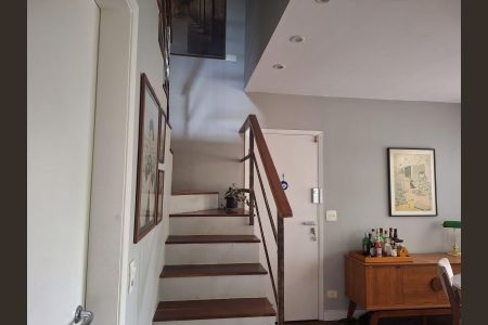 Apartamento à venda com 95m², 2 quartos e 2 vagas Apartamento à venda com 95m², 2 quartos e 2 vagasEscada