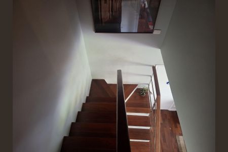 Apartamento à venda com 95m², 2 quartos e 2 vagas Apartamento à venda com 95m², 2 quartos e 2 vagasEscada