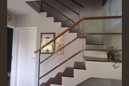 Apartamento à venda com 95m², 2 quartos e 2 vagas Apartamento à venda com 95m², 2 quartos e 2 vagasEscada