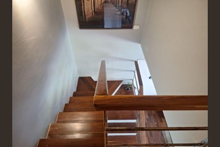 Apartamento à venda com 95m², 2 quartos e 2 vagas Apartamento à venda com 95m², 2 quartos e 2 vagasEscada