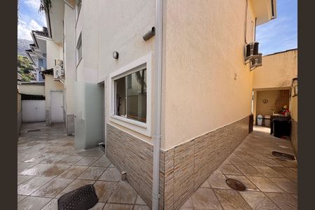 Casa de condomínio à venda com 220m², 3 quartos e sem vaga Casa de condomínio à venda com 220m², 3 quartos e sem vagaÁrea externa